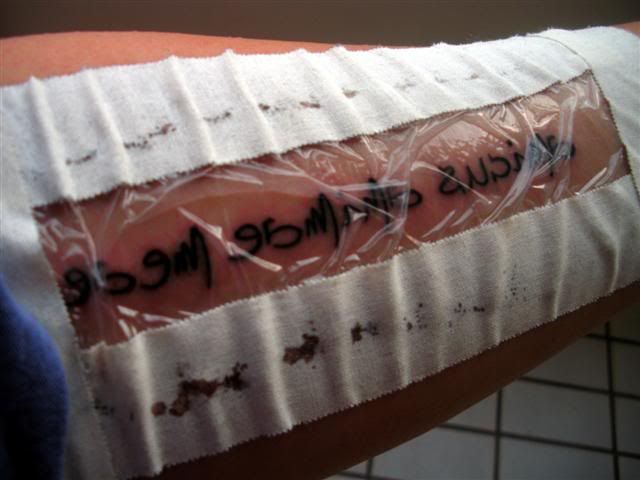 tattoo arm schrift