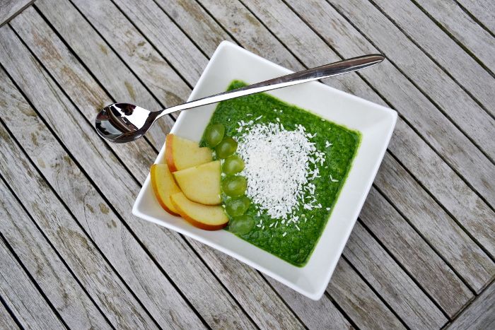 Grüner Detox Frühstückssmoothie mit viel Calcium