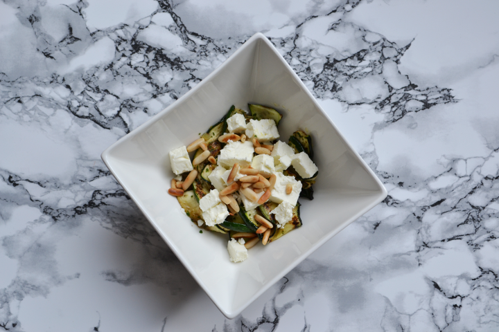 Zucchini Salat Feta Pinienkerne