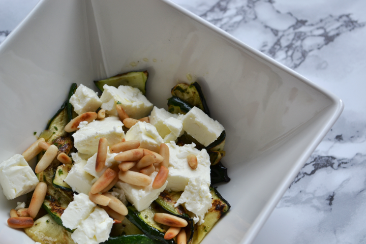 Zucchini Salat Feta Pinienkerne